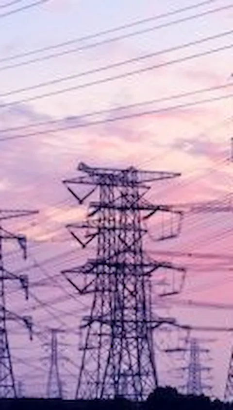 Widok słupów elektrycznych przy zachodzącym słońcu